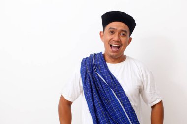 Şapka takan mutlu Asyalı adamın portresi. Beyaz arka planda izole edilmiş. Ramazan kavramı