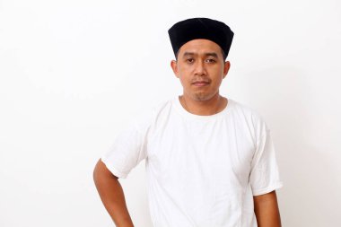 Şapka takan mutlu Asyalı adamın portresi. Beyaz arka planda izole edilmiş. Ramazan kavramı