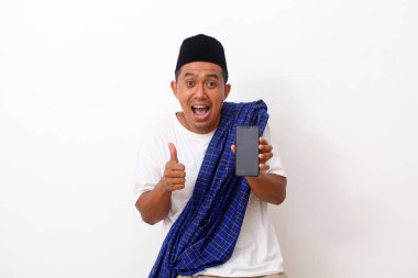 Elinde cep telefonu olan mutlu Asyalı bir adamın portresi. Beyazda izole edilmiş. Ramazan kavramı