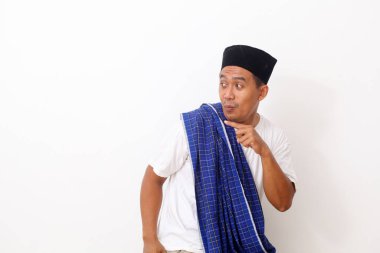 Asyalı adamın şok olmuş yüzü boş bir içerik sunumunu işaret ediyor. Reklam modeli konsepti.