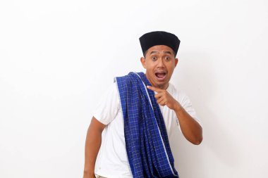 Asyalı adamın şok olmuş yüzü boş bir içerik sunumunu işaret ediyor. Reklam modeli konsepti.