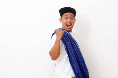 Asyalı adamın şok olmuş yüzü boş bir içerik sunumunu işaret ediyor. Reklam modeli konsepti.