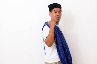 Asyalı adamın şok olmuş yüzü boş bir içerik sunumunu işaret ediyor. Reklam modeli konsepti.