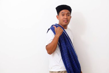 Asyalı adamın şok olmuş yüzü boş bir içerik sunumunu işaret ediyor. Reklam modeli konsepti.