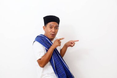 Asyalı adamın şok olmuş yüzü boş bir içerik sunumunu işaret ediyor. Reklam modeli konsepti.