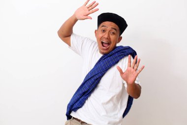 Mutlu Asyalı adamın portresi başarısını kutluyor. Beyaz arkaplanda izole