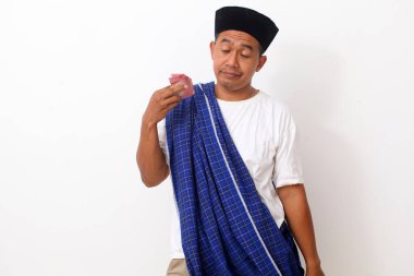 Endonezya parası elinde tutarken mutlu bir Asyalı. Beyazda izole edilmiş. Ramazan kavramı