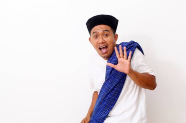 Asyalı bir adamın portresi ayakta ve beş parmağını gösteriyor. Kopyalama alanı ile beyaz arkaplanda izole