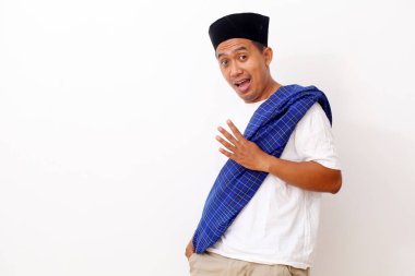 Asyalı bir adamın portresi ayakta ve dört parmağını gösteriyor. Kopyalama alanı ile beyaz arkaplanda izole