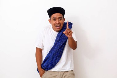 Asyalı bir adamın portresi ayakta ve tek parmağını gösteriyor. Kopyalama alanı ile beyaz arkaplanda izole