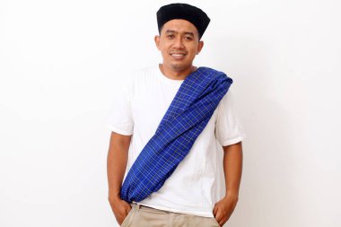 Şapka takan mutlu Asyalı adamın portresi. Beyaz arka planda izole edilmiş. Ramazan kavramı