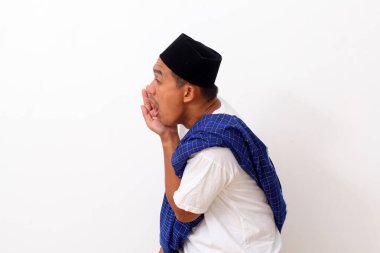 Fısıldarken ayakta duran Asyalı bir portre. Reklam modeli konsepti. Beyazda izole edilmiş.