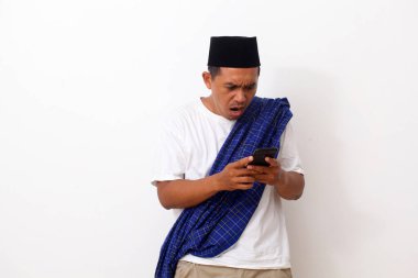 Cep telefonuna bakarken Asyalı adam şok oldu. Beyaz arkaplanda izole