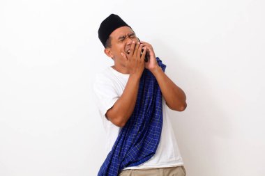 Üzgün Asyalı adam ayakta çağırıyor. Beyazda izole edilmiş