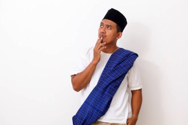 Asyalı bir adamın portresi duruyor ve bir şeyler düşünüyor. Beyaz arkaplanda izole