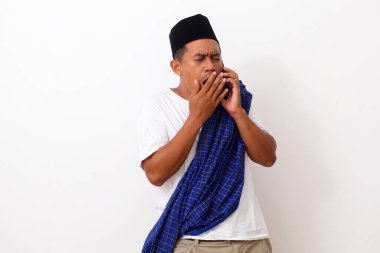 Uykucu adam telefonda bekliyor. Esnedi. Beyaz arkaplanda izole