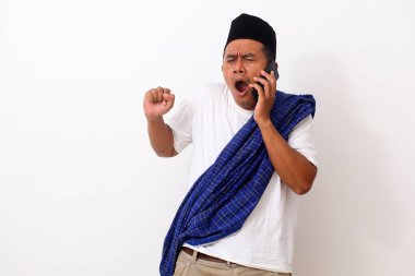 Uykucu adam telefonda bekliyor. Esnedi. Beyaz arkaplanda izole