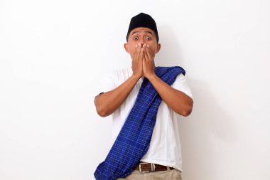 Asyalı adamın şok olmuş yüzü boş bir içerik sunumunu işaret ediyor. Reklam modeli konsepti.