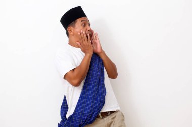 Asyalı adamın şok olmuş yüzü boş bir içerik sunumunu işaret ediyor. Reklam modeli konsepti.