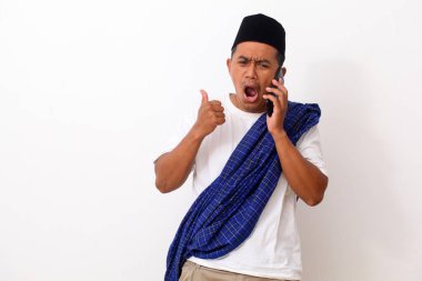 Kızgın Asyalı adam telefonda bekliyor. Beyaz arkaplanda izole