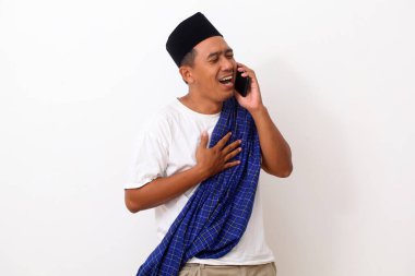 Mutlu Asyalı adam telefonda bekliyor. Rahatlamış hissediyor. Beyaz arkaplanda izole