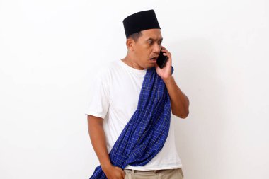 Asyalı adam telefonda dururken şok oldu. Beyaz arkaplanda izole