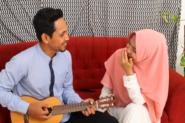 Asiático Musulmán Pareja Sentado Rojo Sofá Mientras Jugando Guitarra —  Fotos de Stock