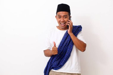 Asyalı adam telefonda 