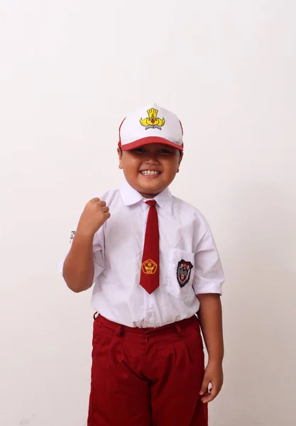インドネシア ジョグジャカルタ2021年3月28日 成功を祝うために拳を握りながら立つインドネシアの小学生の肖像 — ストック写真