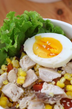 Bir kase taze sebze salatası, Akdeniz yemeği.