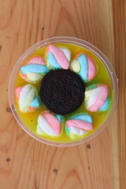 Yogyakarta, Endonezya - 26 Aralık 2021: ev yapımı puding. Oruç tutarken yemek ya da aperatif için uygun bir yemek.