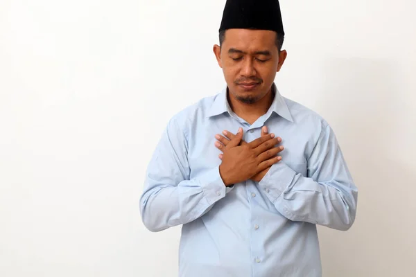 Retrato Hombre Asiático Feliz Con Una Camisa Gris Pie Mientras — Foto de Stock