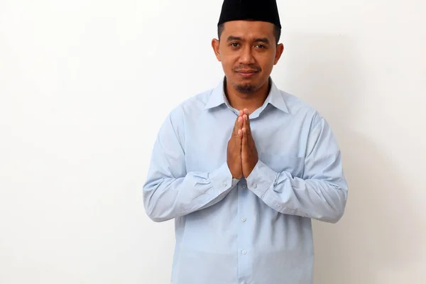 Pria Asia Dengan Salam Dan Sikap Ramah Terisolasi Pada Latar — Stok Foto