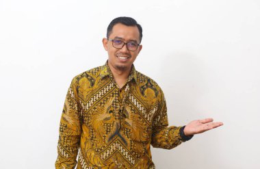 Asyalı bir adamın boş uzaya bir şey doğrulttuğu portresi. Kopyalama alanı ile beyaza izole edilmiş