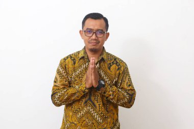 Selamlama ve hoş geldin jesti ile Asyalı bir adam. Beyaz arkaplanda izole