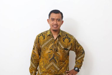 Batik giysili sıradan bir Asyalının gülen yüzü. Çekici ve olumlu düşünce anlayışı. Beyaz arkaplanda izole