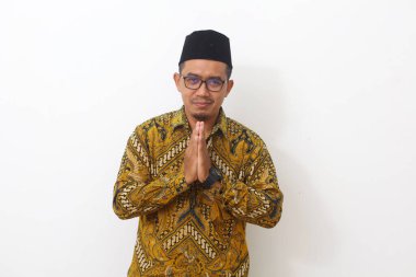 Selamlama ve hoş geldin jesti ile Asyalı bir adam. Beyaz arkaplanda izole