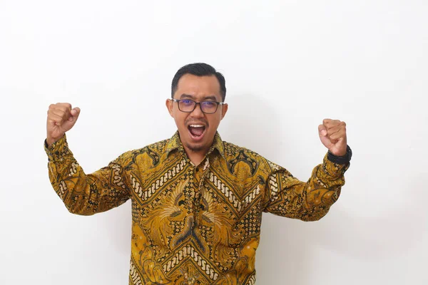 Szczęśliwego Zwycięzcy Szczęśliwy Azji Człowiek Gestykulując Podczas Stojąc Białym Tle — Zdjęcie stockowe