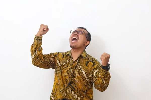 Szczęśliwego Zwycięzcy Szczęśliwy Azji Człowiek Gestykulując Podczas Stojąc Białym Tle — Zdjęcie stockowe