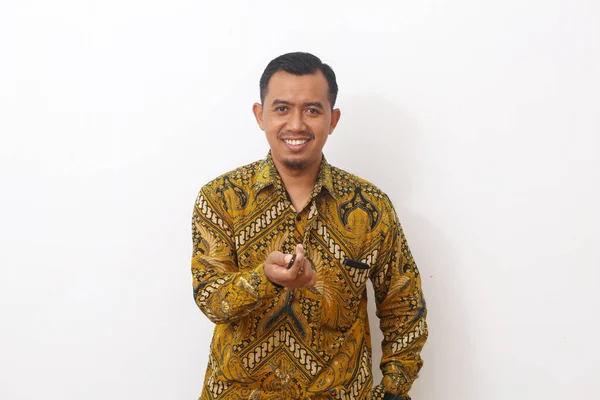 Sorria Rosto Feliz Homem Asiático Comum Roupas Batik Segurando Controle — Fotografia de Stock