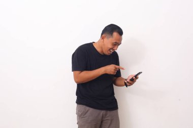 Cep telefonuna bakıp işaret eden Asyalı adamın şok olmuş yüzü. Beyaz arkaplanda izole