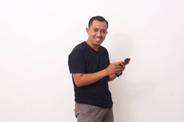 Cep telefonunu tutarken mutlu Asyalı bir adamın portresi. Beyaz arkaplanda izole