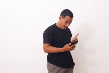 Cep telefonunu tutan Asyalı adamın şok olmuş yüzü. İyi bir fikri var. Beyaz arkaplanda izole