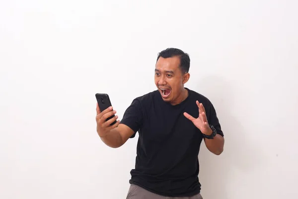 Ого Шоковане Обличчя Азіатського Чоловіка Коли Він Дивиться Мобільний Телефон — стокове фото