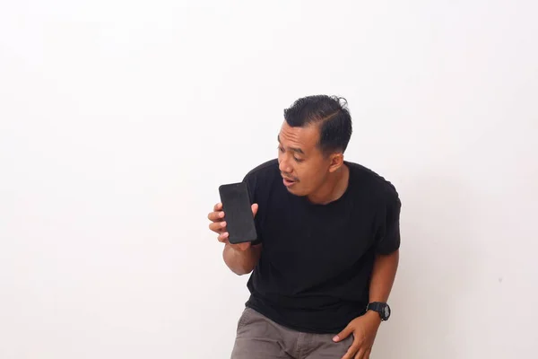 Wow Rosto Chocado Homem Asiático Enquanto Olha Para Seu Telefone — Fotografia de Stock