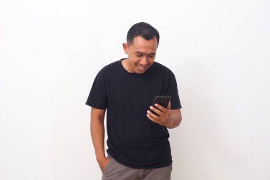 Cep telefonuna bakarken Asyalı adamın mutlu yüzü. Beyaz arkaplanda izole