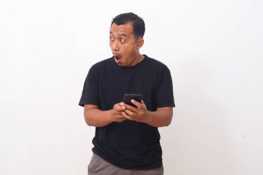 Yana bakarken Asyalı adamın şok olmuş yüzü. Beyaz arkaplanda izole