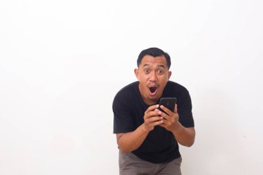 Kameraya bakarken Asyalı adamın şok olmuş yüzü. Beyaz arkaplanda izole