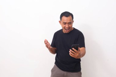 Cep telefonuna bakarken Asyalı adamın şok olmuş yüzü. Beyaz arkaplanda izole