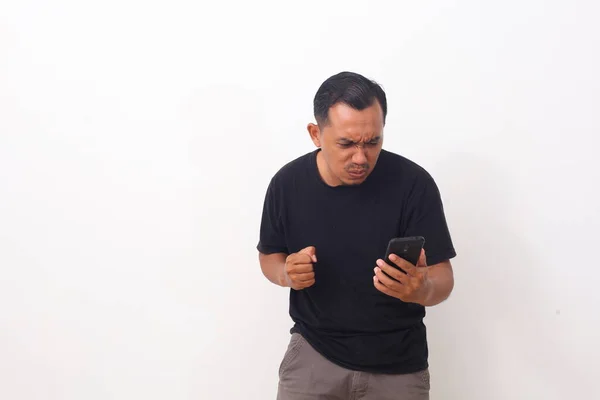 Megdöbbent Ázsiai Férfi Miközben Mobilját Nézte Fehér Alapon Elszigetelve — Stock Fotó